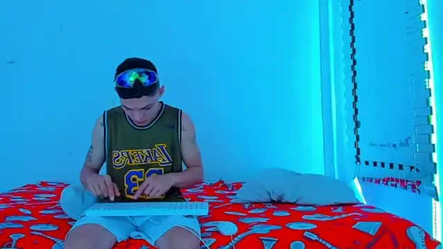 Snapshot of HOT_boy2025 chatting on 03/03/25, 10:20 HOT boy2025 online show from 03/03/25, 10:20