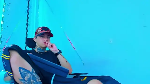 Snapshot of HOT_boy2025 chatting on 10/12/25, 06:51 HOT boy2025 online show from 10/12/25, 06:51