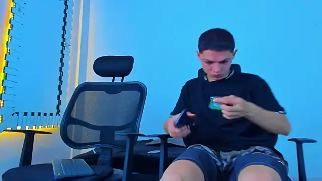 Snapshot of HOT_boy2025 chatting on 11/15/25, 02:42 HOT boy2025 online show from 11/15/25, 02:42