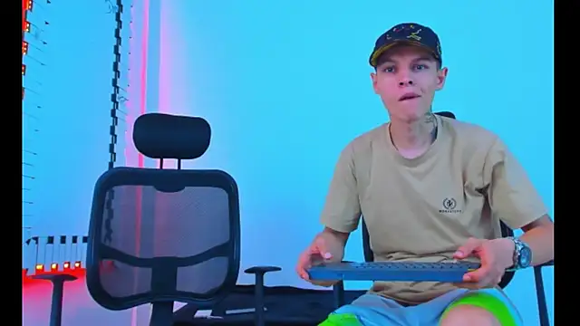 Snapshot of HOT_boy2025 chatting on 11/20/25, 03:18 HOT boy2025 online show from 11/20/25, 03:18