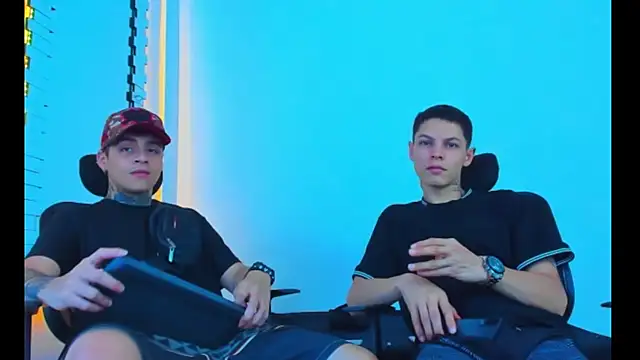 Snapshot of HOT_boy2025 chatting on 11/23/25, 04:45 HOT boy2025 online show from 11/23/25, 04:45