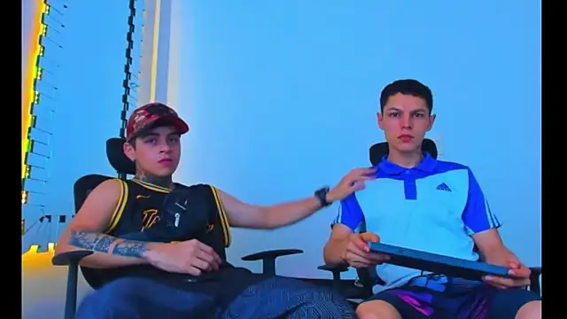 Snapshot of HOT_boy2025 chatting on 11/30/25, 05:06 HOT boy2025 online show from 11/30/25, 05:06