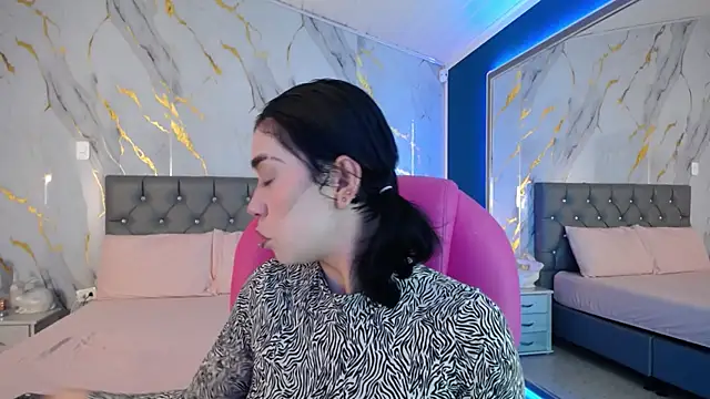 Snapshot of Julieta_De_Los_Angeles chatting on 02/21/25, 03:56 Julieta De Los Angeles online show from 02/21/25, 03:56