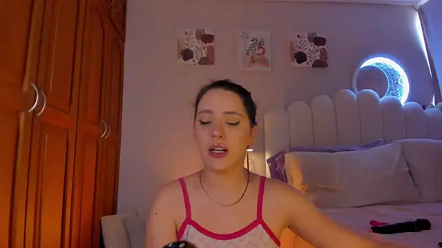 martinaaricci online show from 12/15/25, 02:54