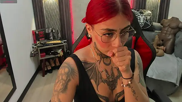 selene red  online show from 02/05/25, 04:36