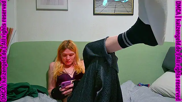 Snapshot of emma_neko chatting on 02/27/25, 12:43 emma neko online show from 02/27/25, 12:43