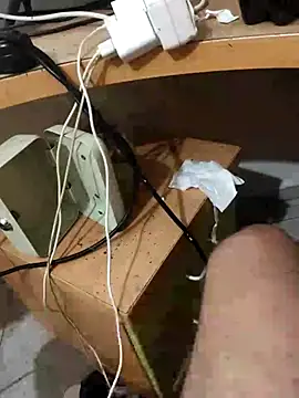 Snapshot of skrigul12 chatting on 10/12/25, 01:43 skrigul12 online show from 10/12/25, 01:43