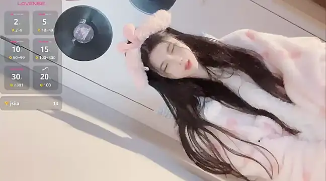 Qedgjwyz1 online show from 01/13/25, 03:45