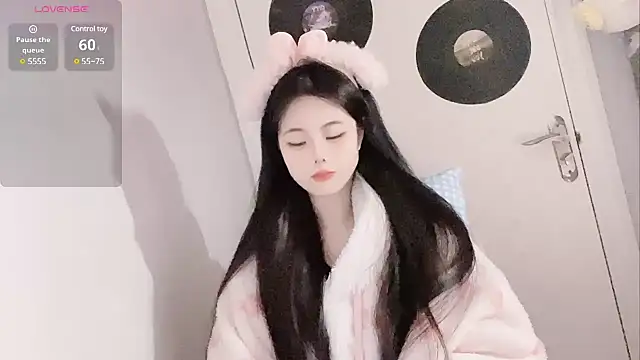 Qedgjwyz1 online show from 02/04/25, 12:55