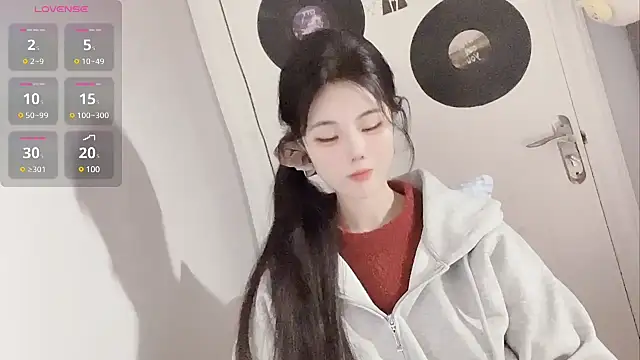 Qedgjwyz1 online show from 02/13/25, 12:21