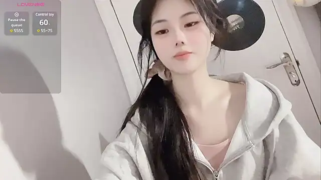 Qedgjwyz1 online show from 02/15/25, 07:49