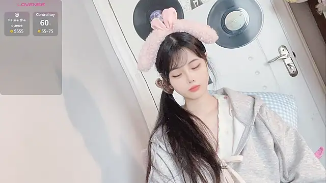 Qedgjwyz1 online show from 02/28/25, 10:50