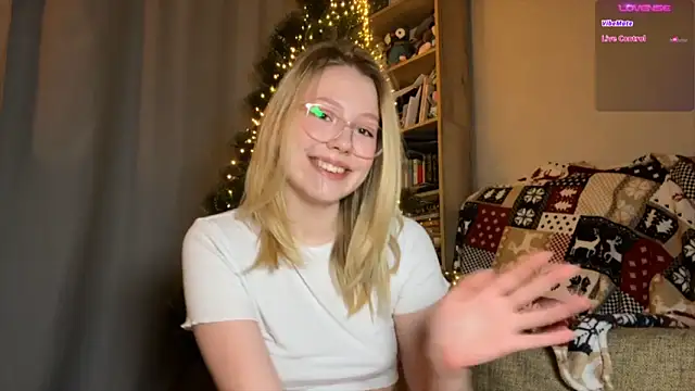 Snapshot of HoneyAudrey chatting on 12/08/24, 11:29 HoneyAudrey online show from 12/08/24, 11:29