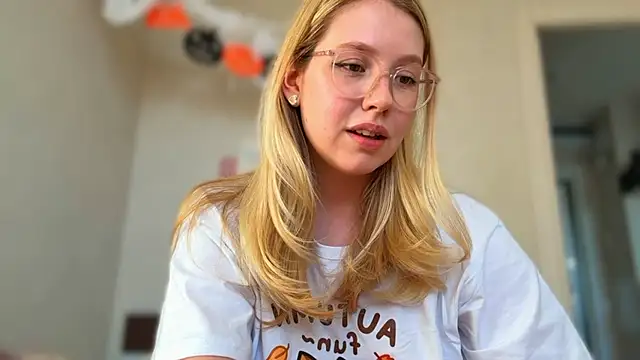 Snapshot of HoneyAudrey chatting on 10/16/25, 03:07 HoneyAudrey online show from 10/16/25, 03:07