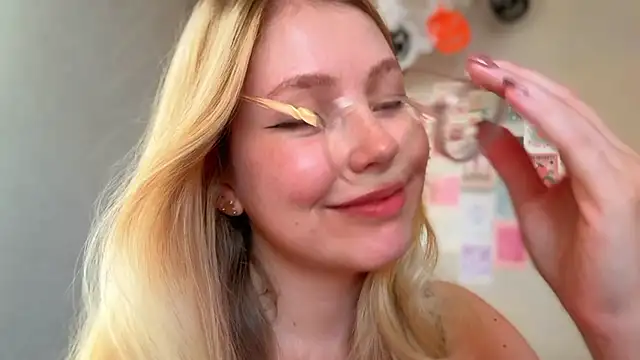 Snapshot of HoneyAudrey chatting on 10/20/25, 02:23 HoneyAudrey online show from 10/20/25, 02:23