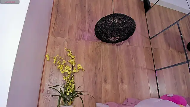 Snapshot of _LittleLia chatting on 01/08/25, 05:15 LittleLia online show from 01/08/25, 05:15