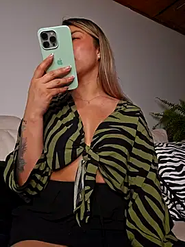 Snapshot of Karen_San_Miguel chatting on 01/19/25, 01:21 Karen San Miguel online show from 01/19/25, 01:21