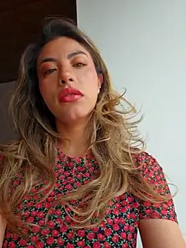 Snapshot of Karen_San_Miguel chatting on 11/25/25, 06:30 Karen San Miguel online show from 11/25/25, 06:30