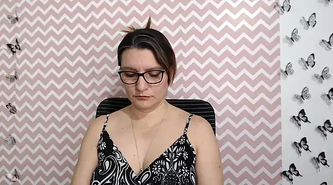 Amie Adams82  online show from 02/03/25, 04:10