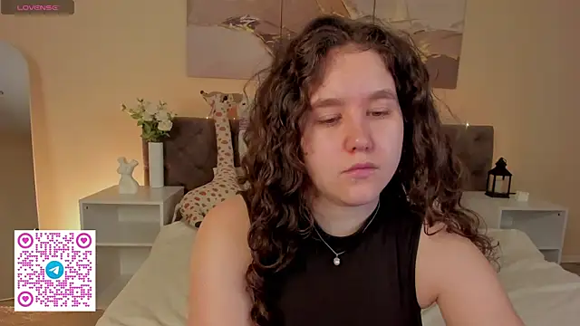 Snapshot of Ariella_Sol chatting on 06/25/26, 01:27 Ariella Sol online show from 06/25/26, 01:27
