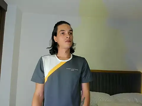 uglycoyote18 online show from 08/06/26, 08:49