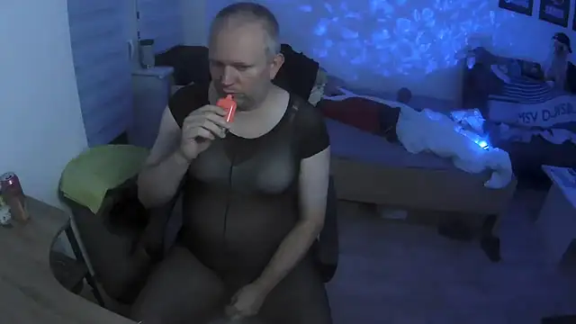 Snapshot of ShyBoy1982 chatting on 09/27/25, 10:15 ShyBoy1982 online show from 09/27/25, 10:15