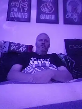 Snapshot of ShyBoy1982 chatting on 10/18/25, 09:15 ShyBoy1982 online show from 10/18/25, 09:15