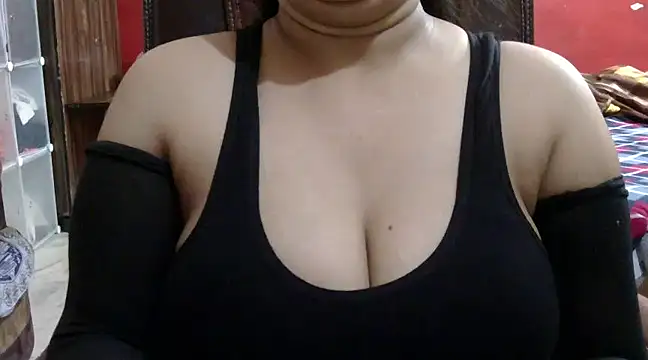 Snapshot of Your-Bhabi chatting on 01/01/25, 12:11 Your-Bhabi online show from 01/01/25, 12:11