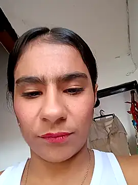 Snapshot of Leslly_ chatting on 01/04/25, 06:19 Leslly online show from 01/04/25, 06:19