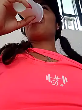 Snapshot of Leslly_ chatting on 03/09/25, 07:37 Leslly online show from 03/09/25, 07:37