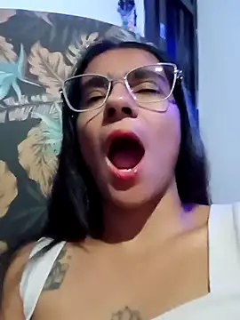 Snapshot of Leslly_ chatting on 11/15/25, 08:11 Leslly online show from 11/15/25, 08:11