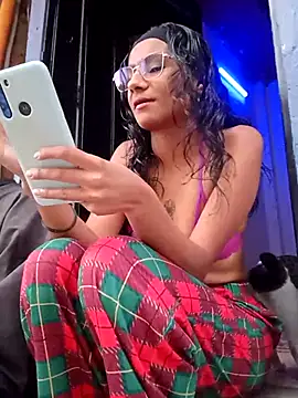 Snapshot of Leslly_ chatting on 11/23/25, 11:32 Leslly online show from 11/23/25, 11:32