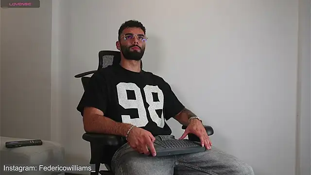 Snapshot of Derek_w chatting on 09/23/25, 04:59 Derek w online show from 09/23/25, 04:59