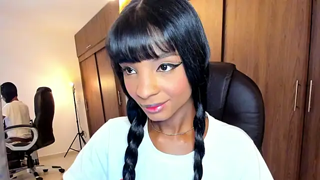 Snapshot of alikahouston4 chatting on 03/05/25, 04:02 alikahouston4 online show from 03/05/25, 04:02