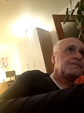 Milkasahne64 online show from 12/18/25, 07:42