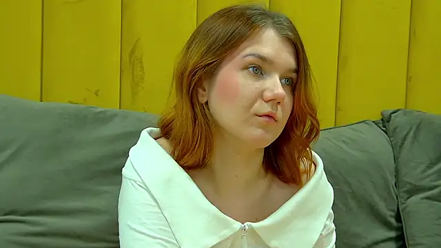 Snapshot of LessySmith chatting on 10/20/25, 04:18 LessySmith online show from 10/20/25, 04:18