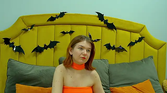 Snapshot of LessySmith chatting on 10/31/25, 04:30 LessySmith online show from 10/31/25, 04:30