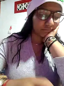 Snapshot of Sofythom1 chatting on 12/19/24, 04:02 Sofythom1 online show from 12/19/24, 04:02