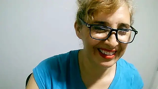 Snapshot of leona- chatting on 02/07/25, 08:53 leona- online show from 02/07/25, 08:53