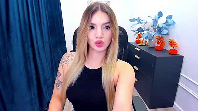 SelenaeMoore online show from 10/13/25, 07:36