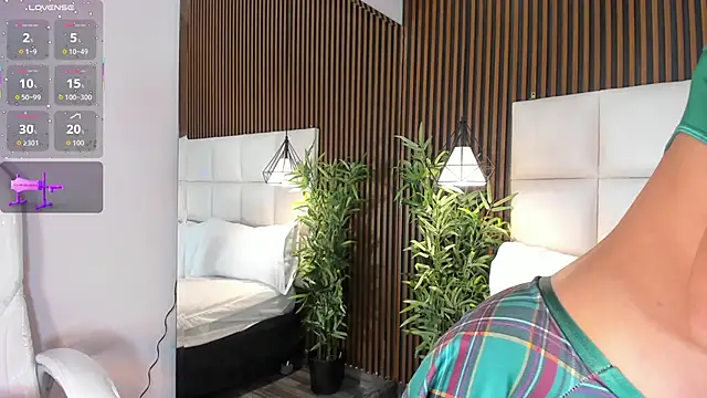 Snapshot of CailynBrowm chatting on 10/22/25, 04:46 CailynBrowm online show from 10/22/25, 04:46