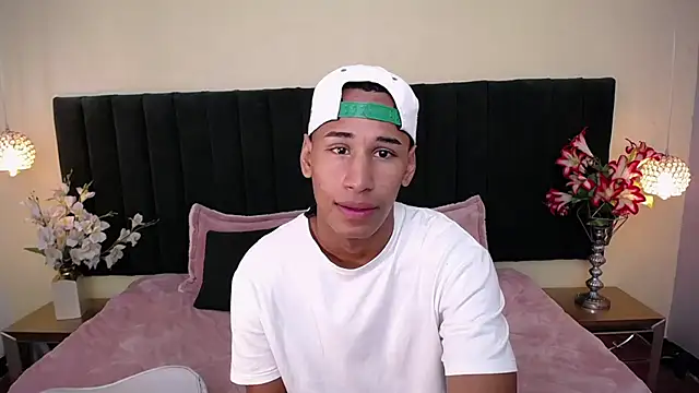 Snapshot of soft_attraction chatting on 10/18/25, 07:47 soft attraction online show from 10/18/25, 07:47