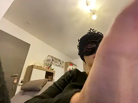 Snapshot of Marilou1983 chatting on 12/02/25, 09:32 Marilou1983 online show from 12/02/25, 09:32