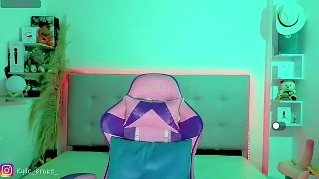 Kylie brokee online show from 04/15/26, 09:04