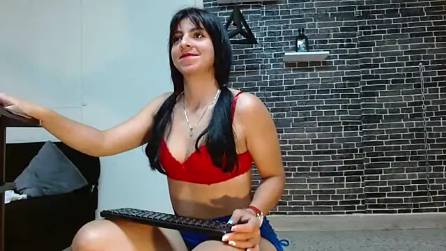 Snapshot of PaulinaRubio_ chatting on 12/27/24, 03:59 PaulinaRubio online show from 12/27/24, 03:59