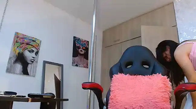 Snapshot of PaulinaRubio_ chatting on 12/28/24, 07:11 PaulinaRubio online show from 12/28/24, 07:11