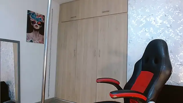 Snapshot of PaulinaRubio_ chatting on 03/06/25, 10:15 PaulinaRubio online show from 03/06/25, 10:15