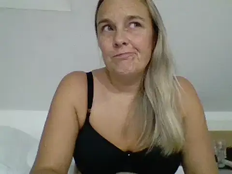 scrummymummy2 online show from 11/23/25, 09:36