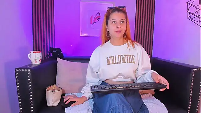 Nahiajhonson  online show from 11/07/25, 01:00