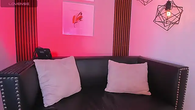 Nahiajhonson  online show from 12/17/25, 01:17